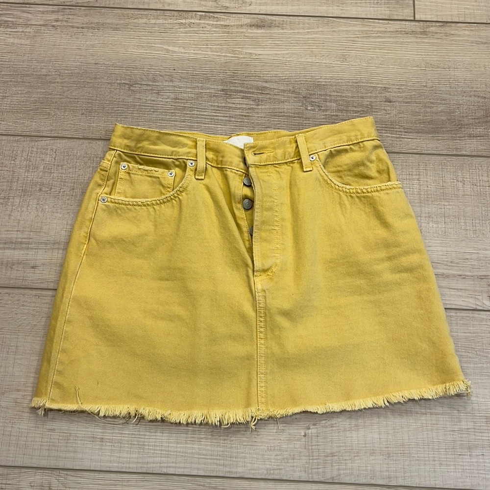 Boyish yellow skirt